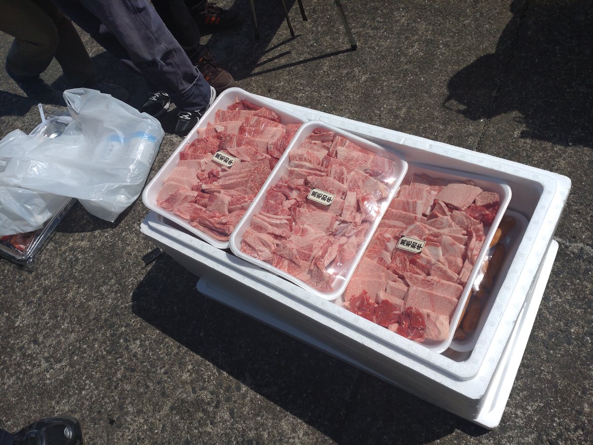 新4年生が配属され、恒例のBBQを開催し新しいメンバー構成で本年度をスタートしました。
これから1年間、楽しみながら真剣に活動していきたいと思います！