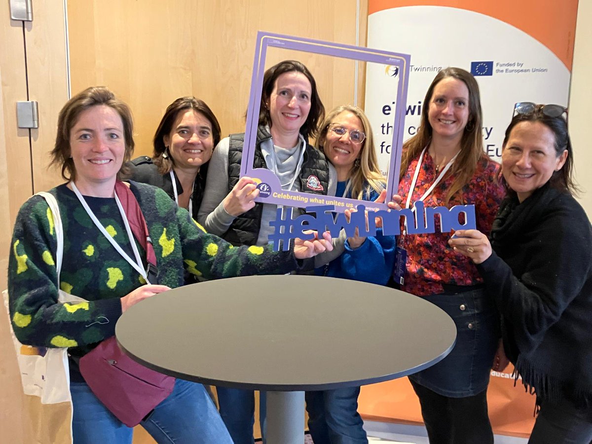 eTwinningFrance's tweet photo. 📍Riga 🇱🇻 | 6 enseignantes 🇫🇷 participent à un atelier @eTwinningEurope pour travailler, avec des enseignants de toute l'Europe, sur l'application de la #pédagogie de projet dans leur #enseignement.
🤝⌛Coopération, innovation et projets eTwinning en cours ! #EUSchoolEducation https://t.co/6tkyQMVvuf