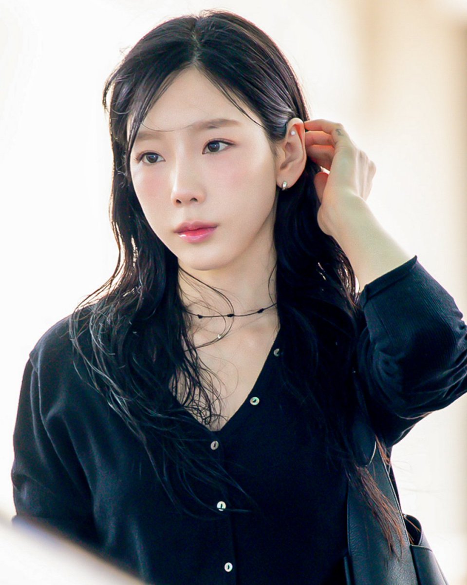 eunsungplan's tweet photo. 250411 태연
#공항패션 #태연 #초커목걸이 정보
#TAEYEON
(출처 : imbc)
▶브랜드_윙블링
▶상품명_써지컬 데이샤인 초커 목걸이
#태연패션 #太軟 #テヨン #소녀시대 #GIRLSGENERATION #少女時代 #しょうじょじだい #wingbling https://t.co/gUhhnqKOEb