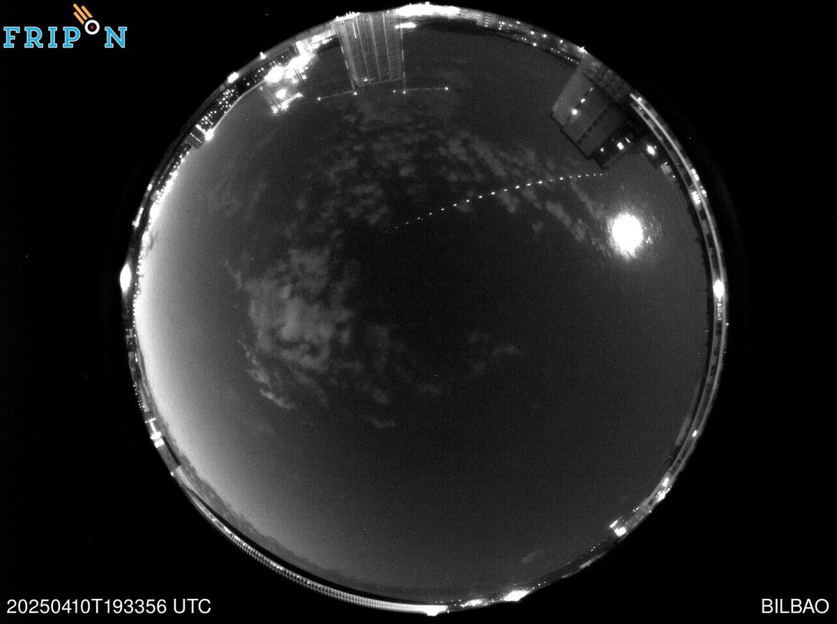 RedSpmn's tweet photo. 2) CAPTADO POR LA ESTACIÓN #FRIPON @VigieCiel que opera el Grupo de Ciencias Planetarias #EHU desde Bilbao/Deusto: https://t.co/C8U4Wjmo09
Decenas de testigos visuales en Cantabria, Castilla y León y Euskadi bajo estudio por @Josep_Trigo @ice_csic @IEEC_space 
Imagen allsky: 👇 https://t.co/hY1RrGXUou