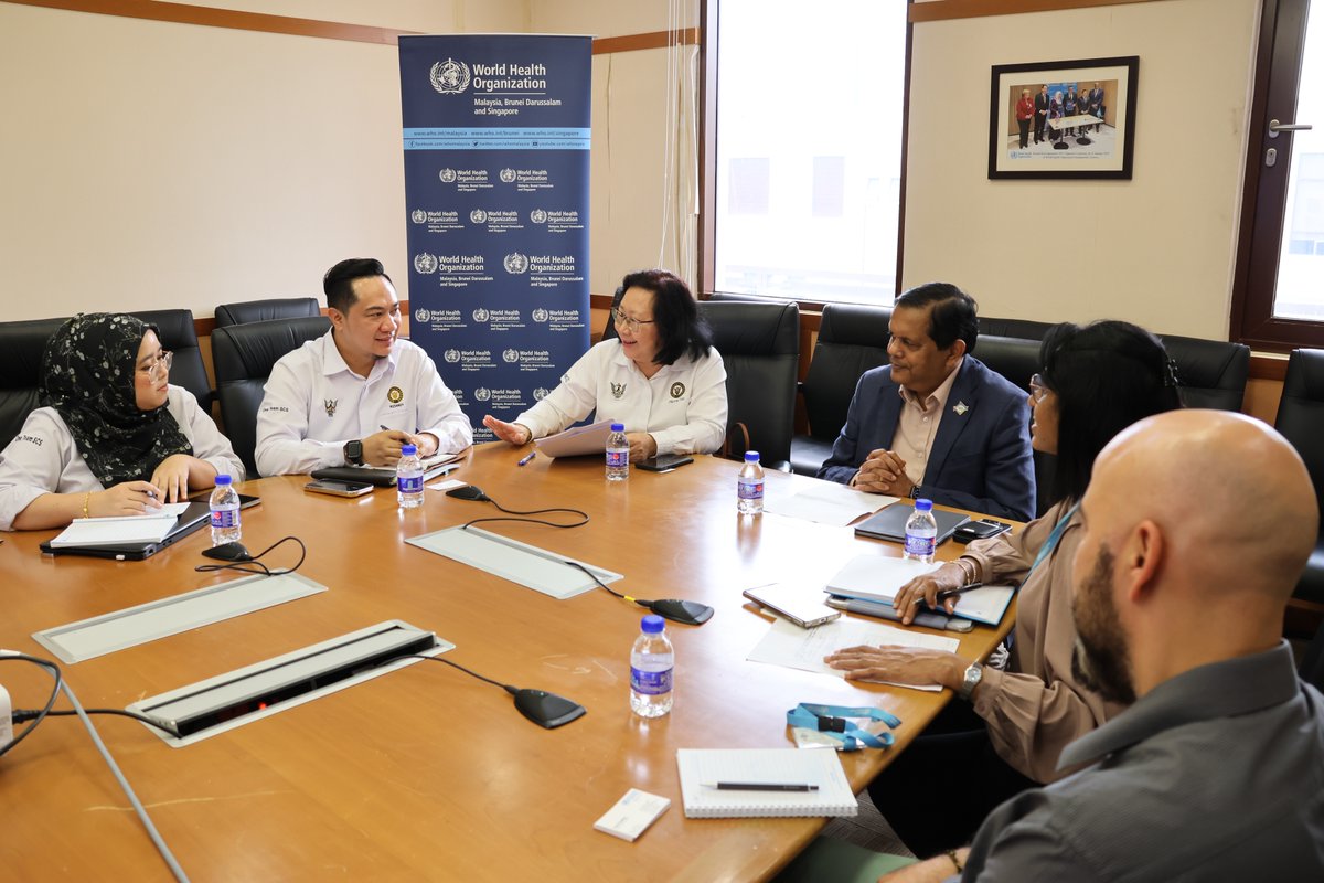 WHOMalaysia's tweet image. Welcomed representatives from the Ministry of Women Development, Early Childhood and Community Wellbeing Sarawak 
The team engaged in dynamic discussions around innovative strategies for promoting healthy ageing and the efforts being rolled out in #Sarawak