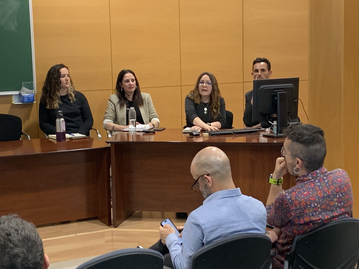 Queralt Solé (@qbru) on Twitter photo Ahir i avui a la <a href="/GH_UB/">Facultat de Geografia i Història UB</a> Congrés de la Xarxa <a href="/RedVoices2023/">VOICES. Red de Investigación</a> : “Nous relats. L’Espanya del segle XX, narrada al XXI”
Ara <a href="/CasanovaHistory/">Julián Casanova</a> Miguel Ángel Ruiz Carnicer i Daniel Canales, els tres de la Universitat de Saragossa.
Ahir <a href="/LMENCINAR/">LAURA MUÑOZ-ENCINAR</a> <a href="/Lailaia2/">Laia G Vila</a> <a href="/Mirsc5/">Miriam Saqqa-Carazo</a> <a href="/MADelArcoBlanco/">MA Del Arco Blanco</a> Ahir i avui a la <a href="/GH_UB/">Facultat de Geografia i Història UB</a> Congrés de la Xarxa <a href="/RedVoices2023/">VOICES. Red de Investigación</a> : “Nous relats. L’Espanya del segle XX, narrada al XXI”
Ara <a href="/CasanovaHistory/">Julián Casanova</a> Miguel Ángel Ruiz Carnicer i Daniel Canales, els tres de la Universitat de Saragossa.
Ahir <a href="/LMENCINAR/">LAURA MUÑOZ-ENCINAR</a> <a href="/Lailaia2/">Laia G Vila</a> <a href="/Mirsc5/">Miriam Saqqa-Carazo</a> <a href="/MADelArcoBlanco/">MA Del Arco Blanco</a>