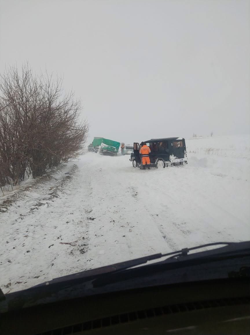Сэрэмжлүүлэг мэдээ өгсөөр байтал замд гарч цасанд боогдлоо гээд дуудлага өгдөг хүмүүсээс гарсан зардлыг төлүүлдэг хуультай болчих юмсан. Сумын маань гал унтраах аврах 53-р ангийн албан хаагчид 2 машинтай шөнөжингөө ажиллаж сая 5 машиныг зам гаргаж чирж татаж гаргасаар суманд