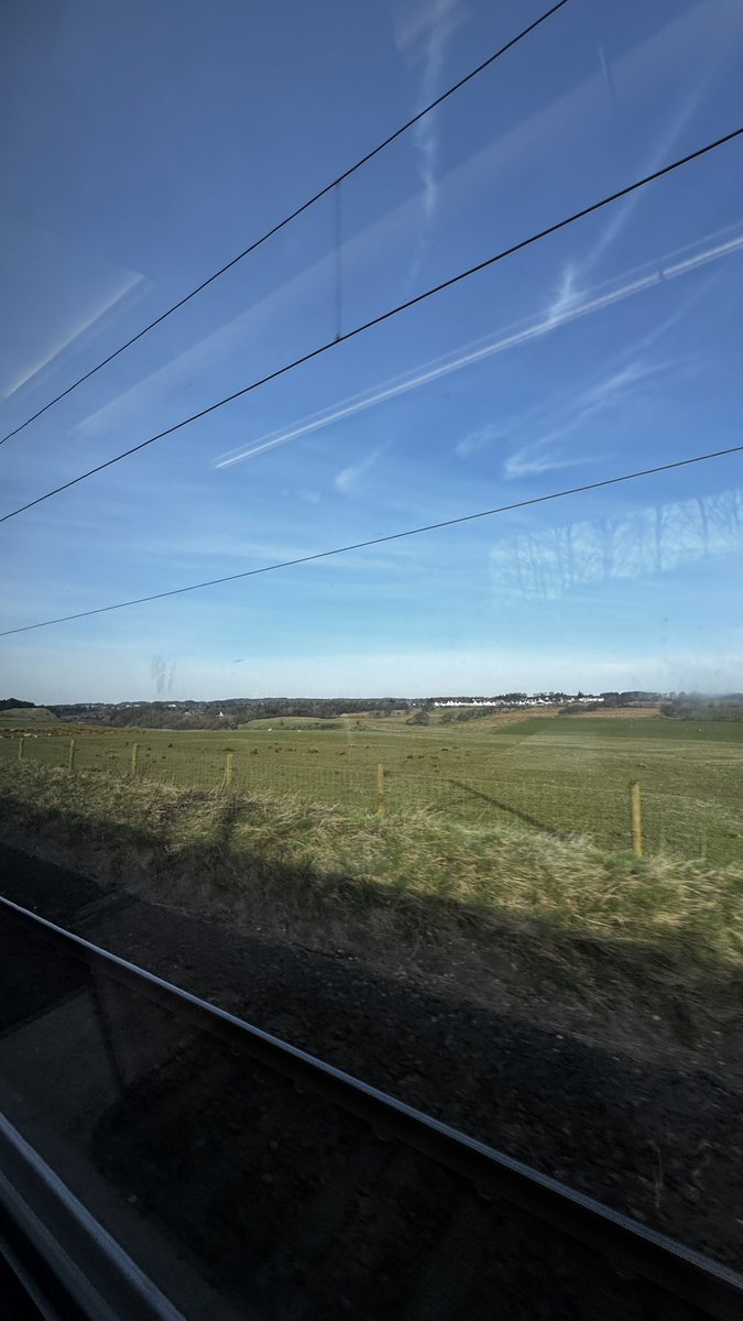 Zooming across Scotland 🚝🏴󠁧󠁢󠁳󠁣󠁴󠁿 for a day filming with <a href="/BBCMorningLive/">BBC Morning Live</a> ♻️👗