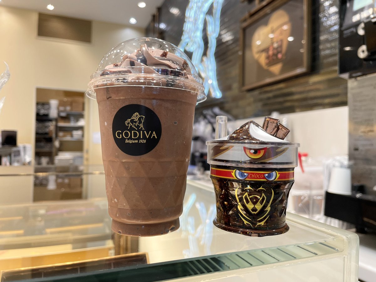 suna90147655's tweet image. 人生初のGODIVAさんで〜
ショコリキサー
ダークチョコレート カカオ72%を
購入しました😊
ビターな味わいを堪能し
大満足♪
店舗への案内は…
フラッぺいずゴチゾウ!?
#GODIVA
#仮面ライダーガヴ