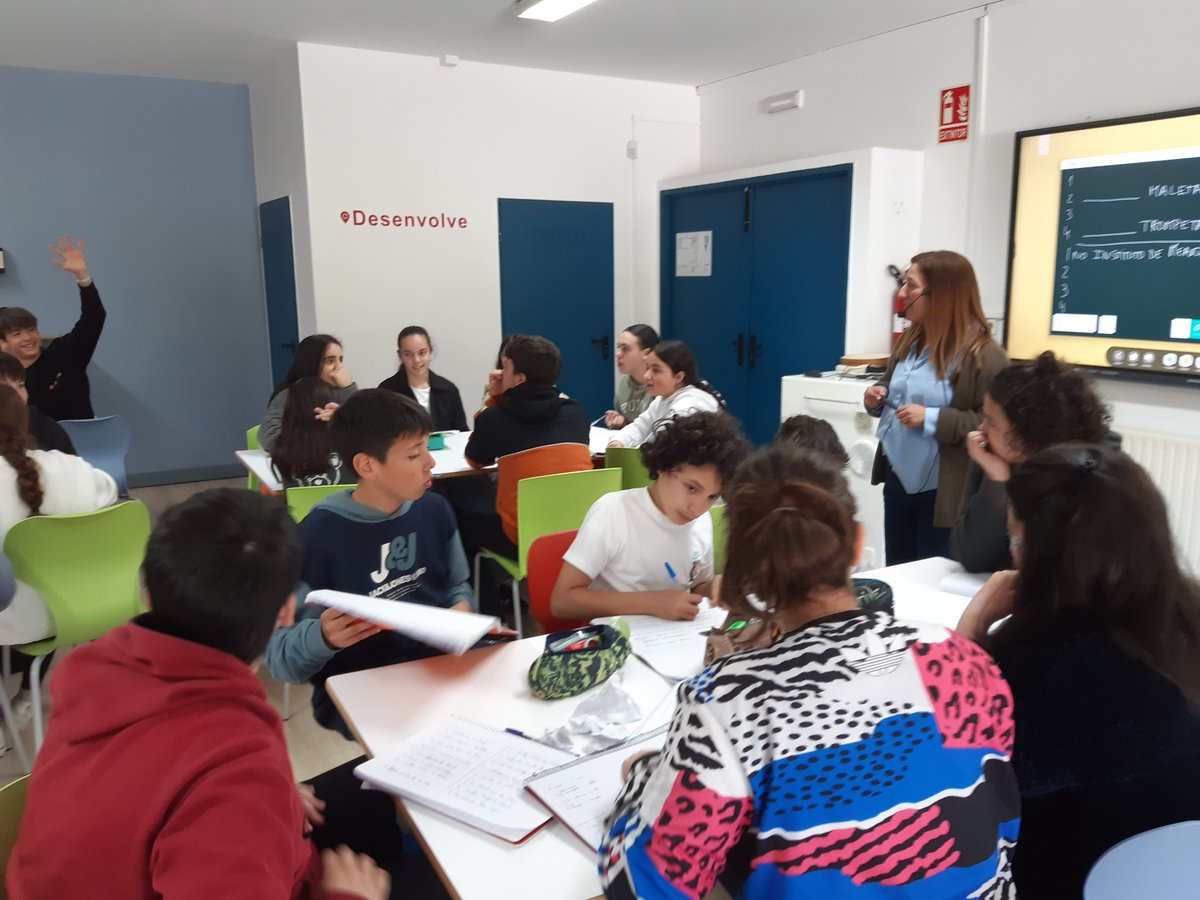 O alumnado de 2o de ESO gozou da compaña dunha das mellores regueifeira de Galicia, Lupe Blanco.
Compartiu connosco un obradoiro práctico arredor d’A regueifa: enxeño e poesía oral improvisada.
Grazas, Lupe!