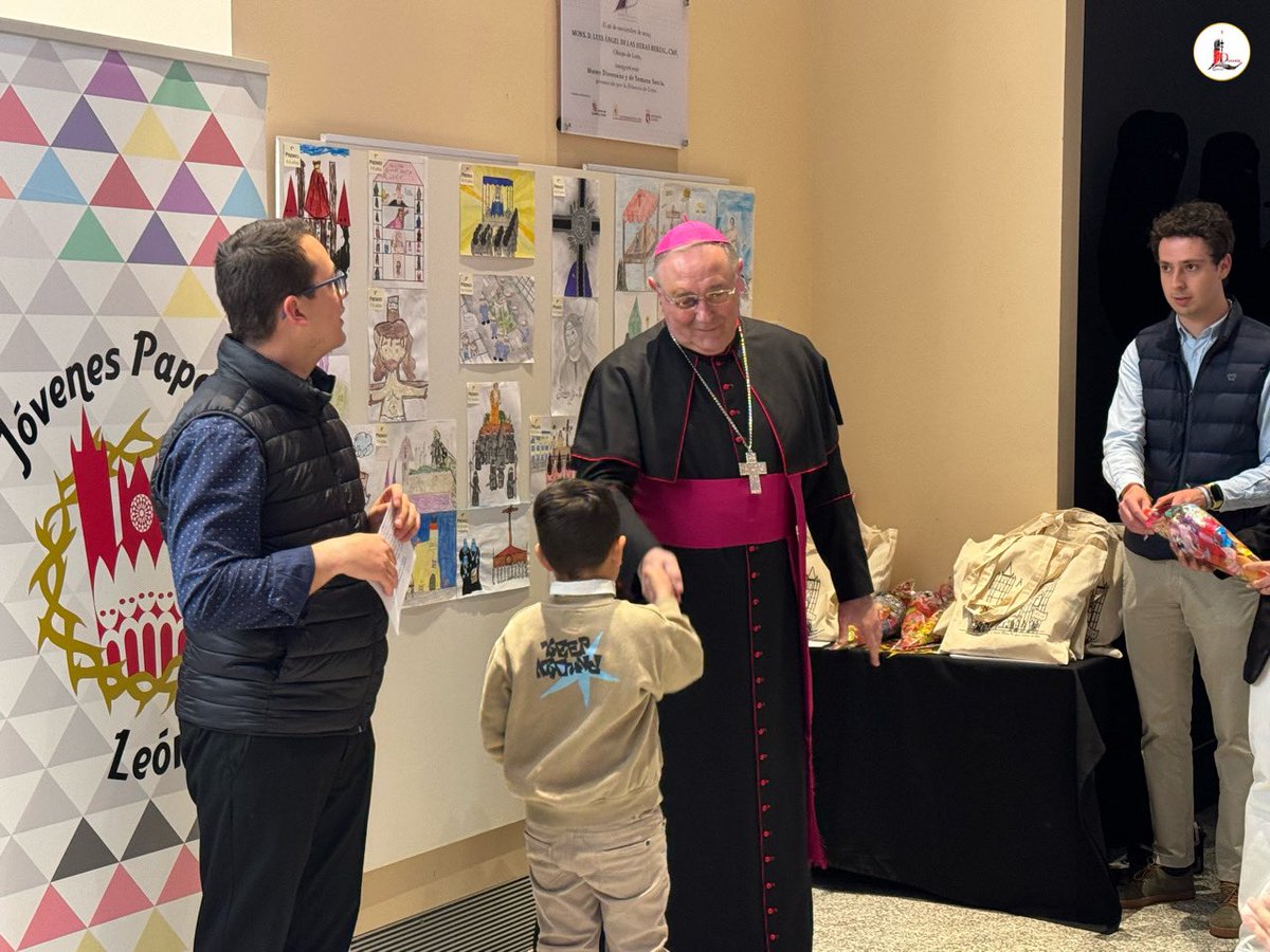 IglesiaEnLeon's tweet photo. 👉🏼 Nuestro Obispo el P. @cmfluisangel ha hecho entrega este mediodía en el 🏛️ #MDySS los premios del 🖼️ V concurso de dibujos cofrades 'Paponín, pinta tu Semana Santa', organizado por @jovpapones con la colaboración del #MDySS, 🛐 #SeminarioSanFroilán y @pasjuleon. https://t.co/NmGUlEGei4