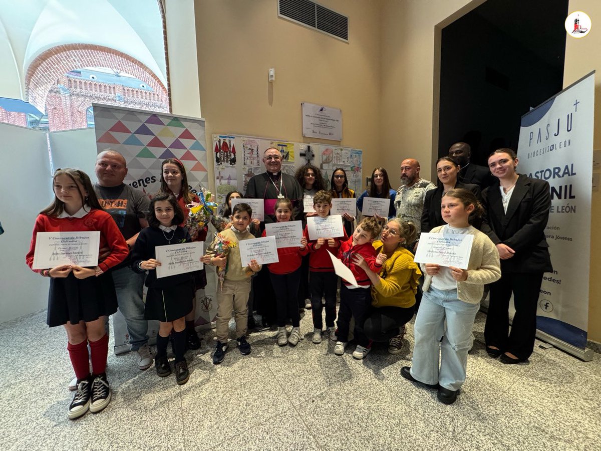 IglesiaEnLeon's tweet photo. 👉🏼 Nuestro Obispo el P. @cmfluisangel ha hecho entrega este mediodía en el 🏛️ #MDySS los premios del 🖼️ V concurso de dibujos cofrades 'Paponín, pinta tu Semana Santa', organizado por @jovpapones con la colaboración del #MDySS, 🛐 #SeminarioSanFroilán y @pasjuleon. https://t.co/NmGUlEGei4