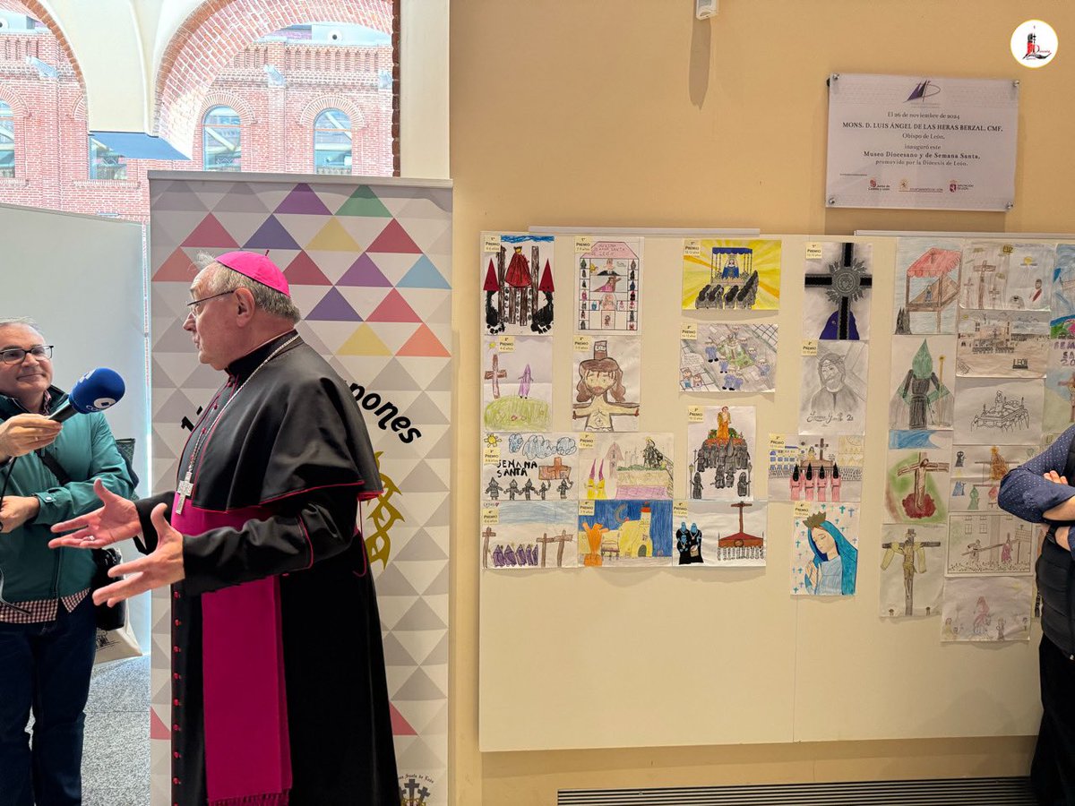 IglesiaEnLeon's tweet photo. 👉🏼 Nuestro Obispo el P. @cmfluisangel ha hecho entrega este mediodía en el 🏛️ #MDySS los premios del 🖼️ V concurso de dibujos cofrades 'Paponín, pinta tu Semana Santa', organizado por @jovpapones con la colaboración del #MDySS, 🛐 #SeminarioSanFroilán y @pasjuleon. https://t.co/NmGUlEGei4