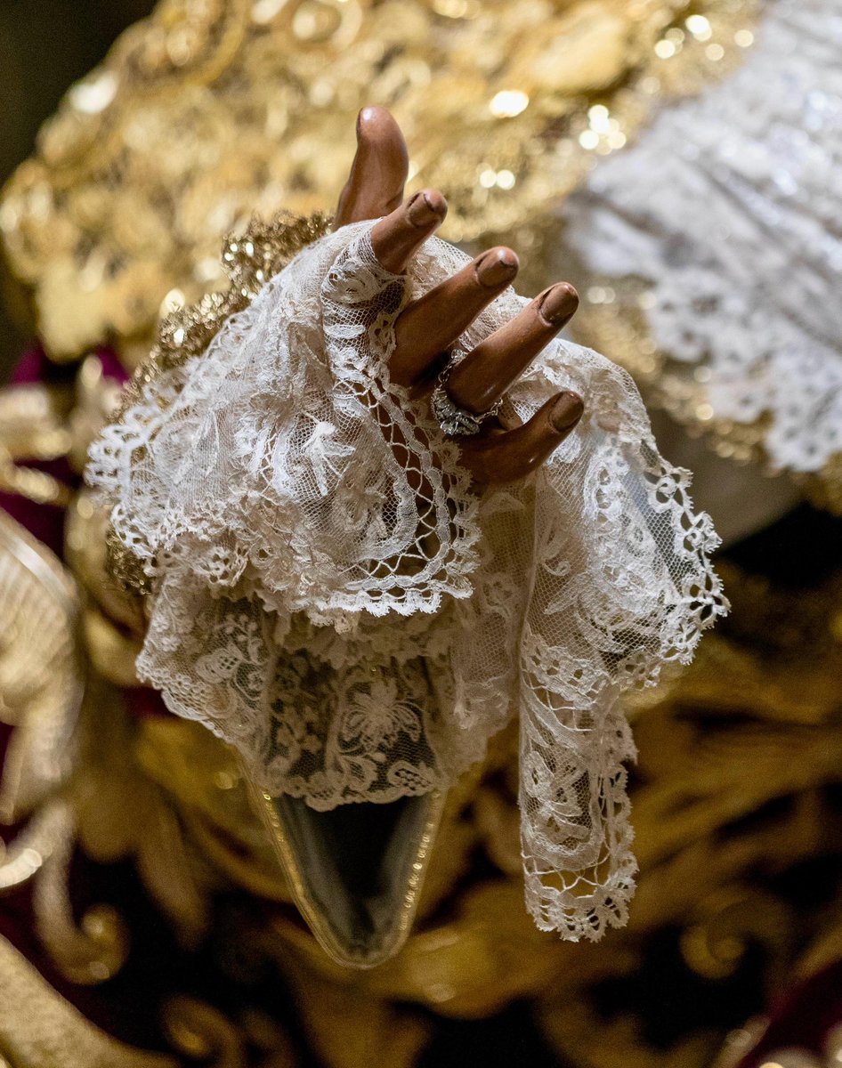 #ACTUALIDAD | Nuestra Señora de la Esperanza, ya completamente enjoyada y portando la corona de oro de su Coronación Canónica por Bula Pontificia, obra del taller Orfebrería Triana; dispuesta para una nueva Madrugada del Viernes Santo 

📸 <a href="/ManuFerGomezFot/">Manu Gómez</a> 
#EsperanzaDeTriana