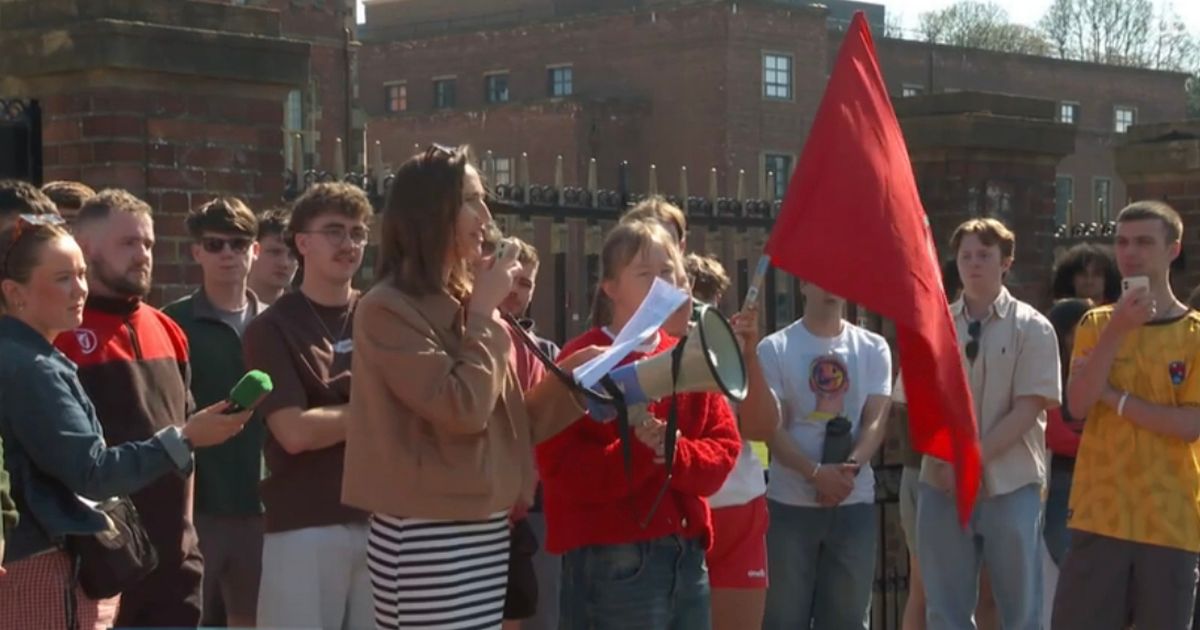 Queen’s University students protest for Irish language signs in equality battle
mirror.co.uk/news/uk-news/q…