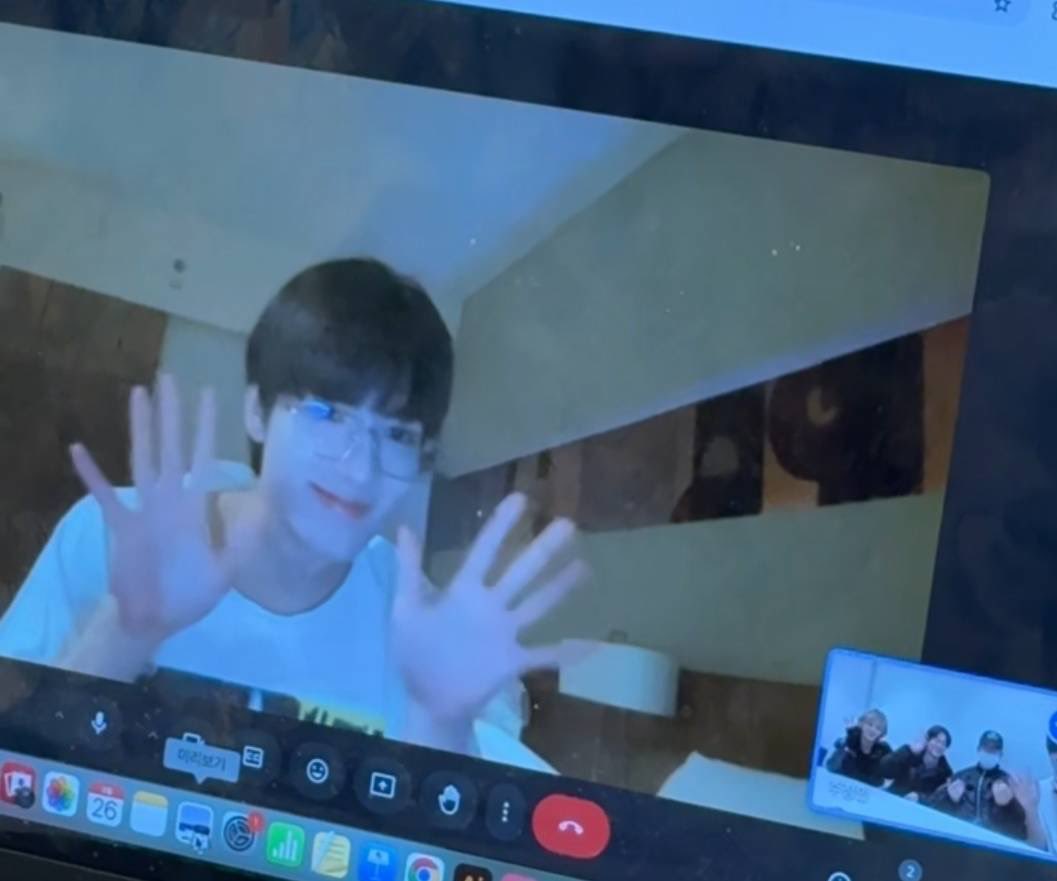 POW_grid's tweet photo. [#JUNGBIN]
Yorch Bro! 
항상 밝은 미소로 주변을 따뜻하게 만들어주는 형을 보면, 참 고맙고 든든한 마음이 들어요. 무대 위에서는 멋지고 카리스마 넘치지만, 무대 밖에서는 다정하고 귀여운 우리 형 ☺️

우리 모두가 요치형이라는 선물을 받았으니 오늘 하루는 형이 우리가 받은 선물 만큼, 아니 그보다 더 많은 사랑을 받는 날이었으면 좋겠어요.

앞으로도 하고 싶은 일, 이루고 싶은 꿈 다 형답게 멋지게 이루어나가길 응원할게요. 그리고 그 곁에서 함께 꿈을 향해 달릴게요.

สุขสันต์วันเกิดครับ 🩵

#POW #파우 #정빈 #HAPPY_YORCH_DAY