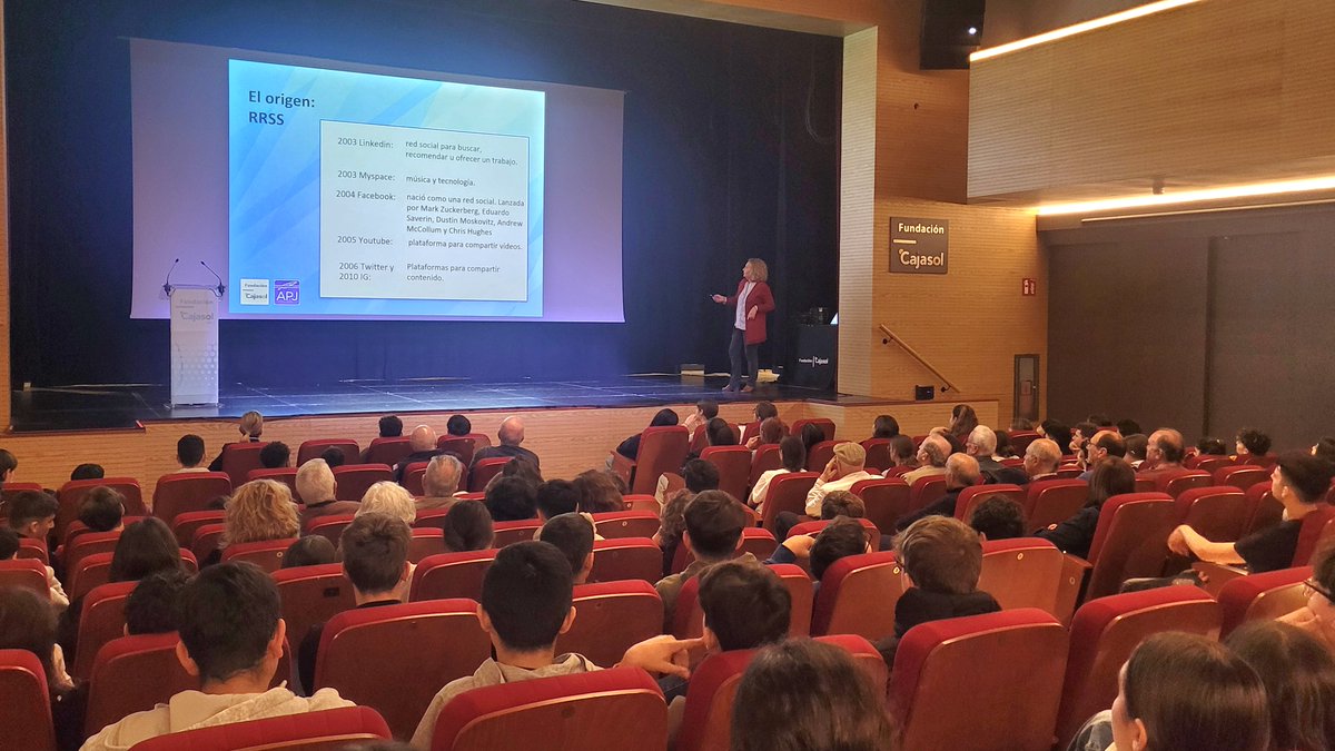 La Asociación de la Prensa de Jerez y <a href="/Cajasol/">Fundación Cajasol</a> han celebrado la I Jornada formativa de "Alfabetización Mediática y Digital” sobre los riesgos y amenazas de las redes sociales.
Han asistido más de 120 alumnos, menores y adultos, de centros de Jerez.👏
👉asociacionprensajerez.com/2025/04/11/la-…