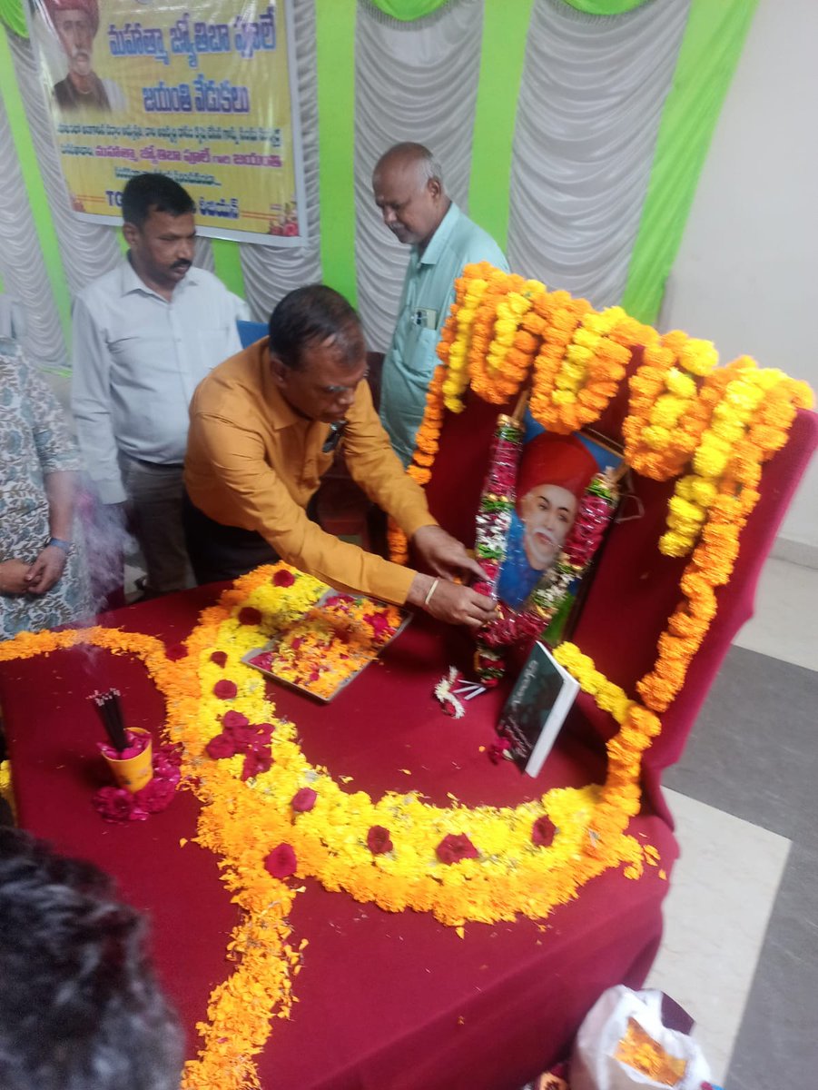 dyrmkmmtgsrtc's tweet photo. ఖమ్మం కొత్త బస్టాండ్ నందు మహనీయుడు మహాత్మా జ్యోతిబా పూలే  జయంతి వేడకలు ఘనంగా నిర్వహించడం జరిగింది.  ఒక సామాన్యుడిగా మొదలై సామాజిక ఉద్యమ కెరటంగా ఎదిగిన మహాత్మా జ్యోతిబా పూలే జీవితం అందరికీ ఆదర్శనీయం. @TGSRTCHQ @SajjanarOffice https://t.co/n08ye6lloi