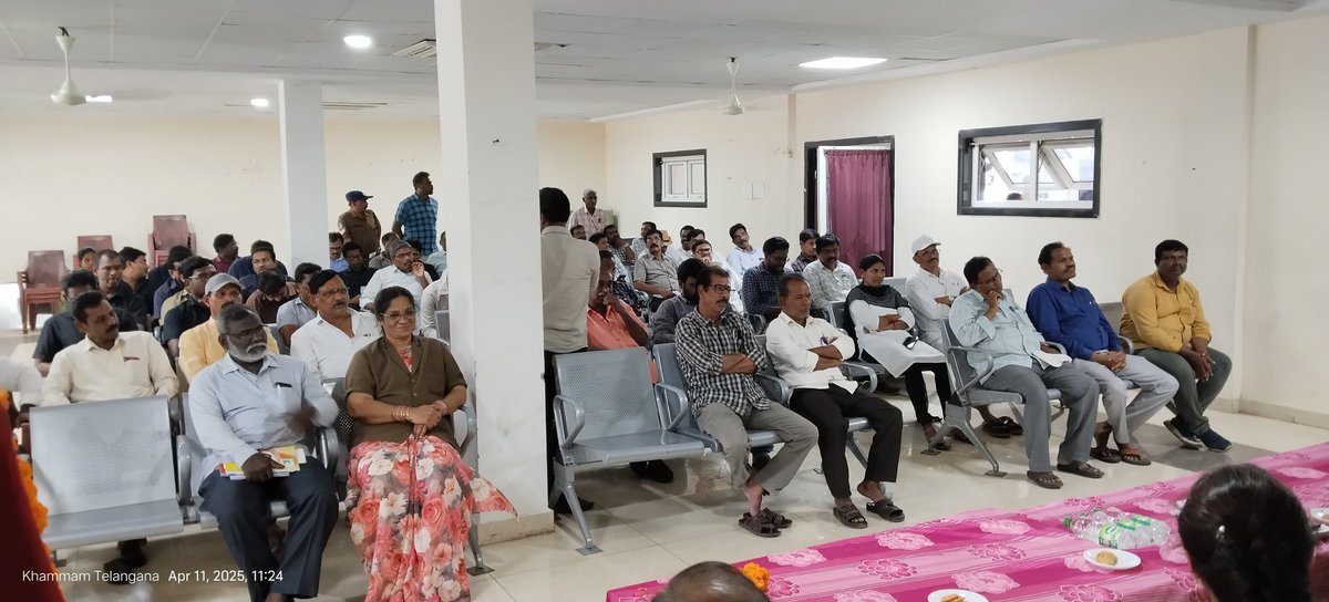dyrmkmmtgsrtc's tweet photo. ఖమ్మం కొత్త బస్టాండ్ నందు మహనీయుడు మహాత్మా జ్యోతిబా పూలే  జయంతి వేడకలు ఘనంగా నిర్వహించడం జరిగింది.  ఒక సామాన్యుడిగా మొదలై సామాజిక ఉద్యమ కెరటంగా ఎదిగిన మహాత్మా జ్యోతిబా పూలే జీవితం అందరికీ ఆదర్శనీయం. @TGSRTCHQ @SajjanarOffice https://t.co/n08ye6lloi