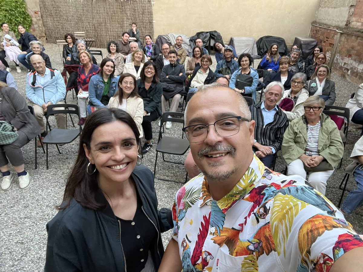 isaiasfanlo's tweet photo. Necessitaré un bon temps per digerir totes les coses boniques que estan passant al voltant d’EL PES DE LA BOIRA. Ahir vam presentar la novel·la a Lleida, al pati preciós de la Llibreria @LaFatal_, i encara tinc un somriure als llavis! https://t.co/dHLeLtCGD9