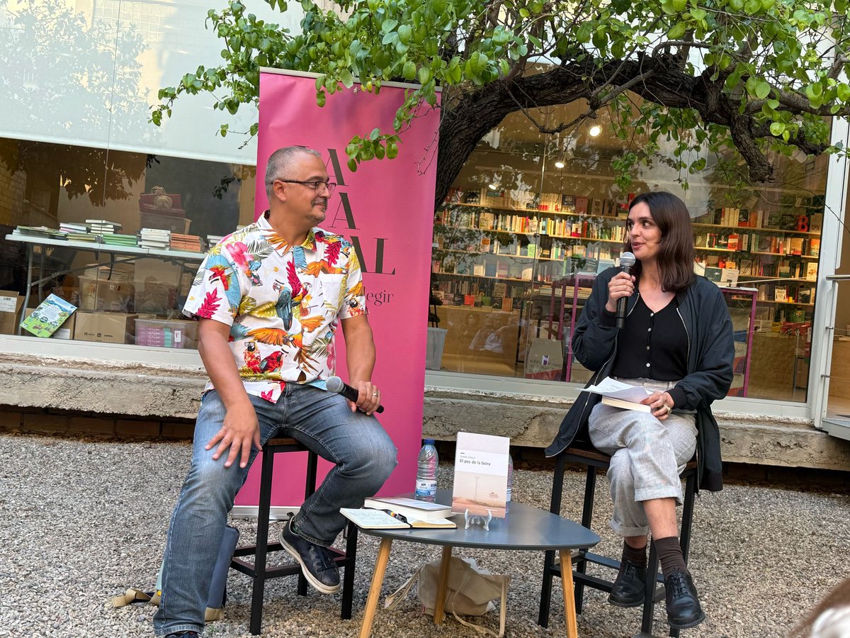 isaiasfanlo's tweet photo. Necessitaré un bon temps per digerir totes les coses boniques que estan passant al voltant d’EL PES DE LA BOIRA. Ahir vam presentar la novel·la a Lleida, al pati preciós de la Llibreria @LaFatal_, i encara tinc un somriure als llavis! https://t.co/dHLeLtCGD9