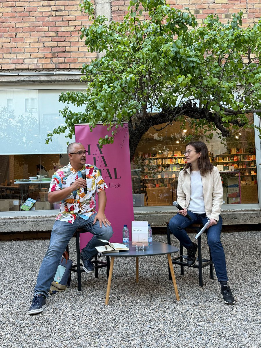 isaiasfanlo's tweet photo. Necessitaré un bon temps per digerir totes les coses boniques que estan passant al voltant d’EL PES DE LA BOIRA. Ahir vam presentar la novel·la a Lleida, al pati preciós de la Llibreria @LaFatal_, i encara tinc un somriure als llavis! https://t.co/dHLeLtCGD9