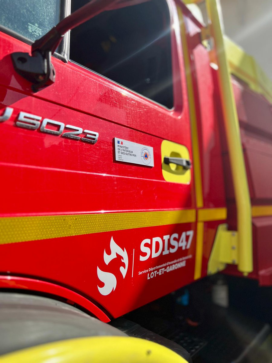 Prefet47's tweet photo. #FeuxDeForet | 🔴 Ce mercredi, Daniel Barnier, Préfet de Lot-et-Garonne a inauguré le simulateur feux de forêt à l'école départementale d'incendie et de secours à Houeillès en présence de Sophie Borderie, Présidente du #CD47, Tiphaine Pinault, Directrice des Sapeurs-Pompiers à la Direction générale de la sécurité civile, du Colonel Tournay Directeur du @sdis47 et des élus du territoire. 👨‍🚒

Cet évènement été également l'occasion de procéder à la remise des clés des véhicules financés par le Pacte capacitaire. Ce pacte valide le versement par l’État de 1.36 millions d'euros au SDIS47 qui ont permis d'acheter 7⃣ camions citerne feux de forêt et 2⃣ véhicules tout terrain pour équiper le Lot-et-Garonne.🚒

De plus, l’État a versé 224  000€ au SDIS47 pour l'achat de matériel informatique et cartographique, notamment pour  l’École d'Application de Sécurité Civile à Houeillès.

L’État soutient l'équipement des sapeurs-pompiers lot-et-garonnais.🤝