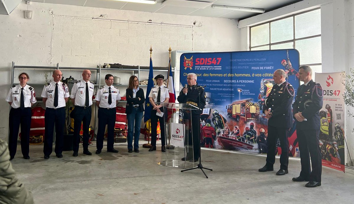Prefet47's tweet photo. #FeuxDeForet | 🔴 Ce mercredi, Daniel Barnier, Préfet de Lot-et-Garonne a inauguré le simulateur feux de forêt à l'école départementale d'incendie et de secours à Houeillès en présence de Sophie Borderie, Présidente du #CD47, Tiphaine Pinault, Directrice des Sapeurs-Pompiers à la Direction générale de la sécurité civile, du Colonel Tournay Directeur du @sdis47 et des élus du territoire. 👨‍🚒

Cet évènement été également l'occasion de procéder à la remise des clés des véhicules financés par le Pacte capacitaire. Ce pacte valide le versement par l’État de 1.36 millions d'euros au SDIS47 qui ont permis d'acheter 7⃣ camions citerne feux de forêt et 2⃣ véhicules tout terrain pour équiper le Lot-et-Garonne.🚒

De plus, l’État a versé 224  000€ au SDIS47 pour l'achat de matériel informatique et cartographique, notamment pour  l’École d'Application de Sécurité Civile à Houeillès.

L’État soutient l'équipement des sapeurs-pompiers lot-et-garonnais.🤝