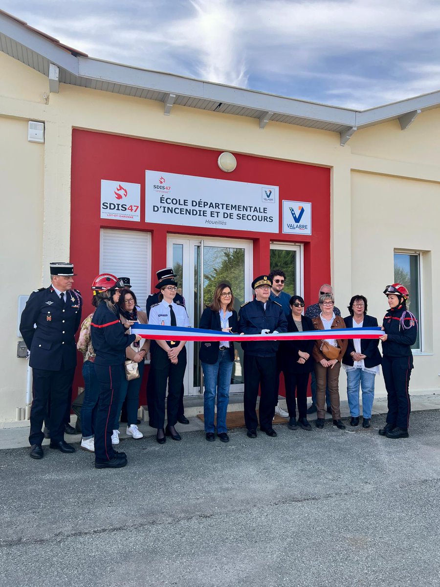 Prefet47's tweet photo. #FeuxDeForet | 🔴 Ce mercredi, Daniel Barnier, Préfet de Lot-et-Garonne a inauguré le simulateur feux de forêt à l'école départementale d'incendie et de secours à Houeillès en présence de Sophie Borderie, Présidente du #CD47, Tiphaine Pinault, Directrice des Sapeurs-Pompiers à la Direction générale de la sécurité civile, du Colonel Tournay Directeur du @sdis47 et des élus du territoire. 👨‍🚒

Cet évènement été également l'occasion de procéder à la remise des clés des véhicules financés par le Pacte capacitaire. Ce pacte valide le versement par l’État de 1.36 millions d'euros au SDIS47 qui ont permis d'acheter 7⃣ camions citerne feux de forêt et 2⃣ véhicules tout terrain pour équiper le Lot-et-Garonne.🚒

De plus, l’État a versé 224  000€ au SDIS47 pour l'achat de matériel informatique et cartographique, notamment pour  l’École d'Application de Sécurité Civile à Houeillès.

L’État soutient l'équipement des sapeurs-pompiers lot-et-garonnais.🤝
