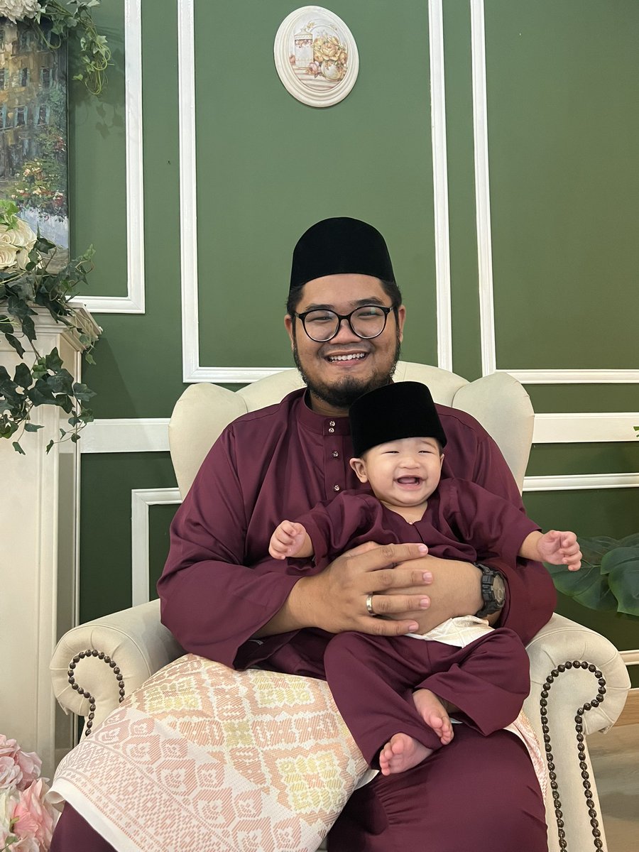 RMMursyid's tweet photo. Now kalau gambar dgn aku je mesti dia senyum. Dengan bonda dia je dia masam. Muahahahah. And skrang senang gila kalau aku yang tidur kan dia 🥹

Bestnya jadi abah!! Korang kalau ada masalahnya sama. Boleh try lagi rapat dgn anak korang. Phone tu tak lari mana lah ! https://t.co/b1jVOshVp7