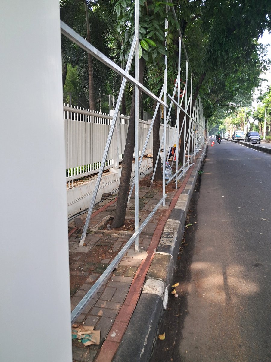 abangarray's tweet image. Stlh ada ini, jalan kaki jadi ga nyaman. Btw tanya dong @DKIJakarta , tritoar ini milik BIN atau milik Pemda DKI? Apa emang boleh nutup trotoar ya?