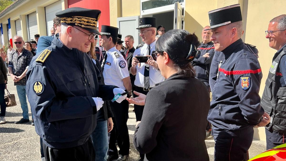 Prefet47's tweet photo. #FeuxDeForet | 🔴 Ce mercredi, Daniel Barnier, Préfet de Lot-et-Garonne a inauguré le simulateur feux de forêt à l'école départementale d'incendie et de secours à Houeillès en présence de Sophie Borderie, Présidente du #CD47, Tiphaine Pinault, Directrice des Sapeurs-Pompiers à la Direction générale de la sécurité civile, du Colonel Tournay Directeur du @sdis47 et des élus du territoire. 👨‍🚒

Cet évènement été également l'occasion de procéder à la remise des clés des véhicules financés par le Pacte capacitaire. Ce pacte valide le versement par l’État de 1.36 millions d'euros au SDIS47 qui ont permis d'acheter 7⃣ camions citerne feux de forêt et 2⃣ véhicules tout terrain pour équiper le Lot-et-Garonne.🚒

De plus, l’État a versé 224  000€ au SDIS47 pour l'achat de matériel informatique et cartographique, notamment pour  l’École d'Application de Sécurité Civile à Houeillès.

L’État soutient l'équipement des sapeurs-pompiers lot-et-garonnais.🤝