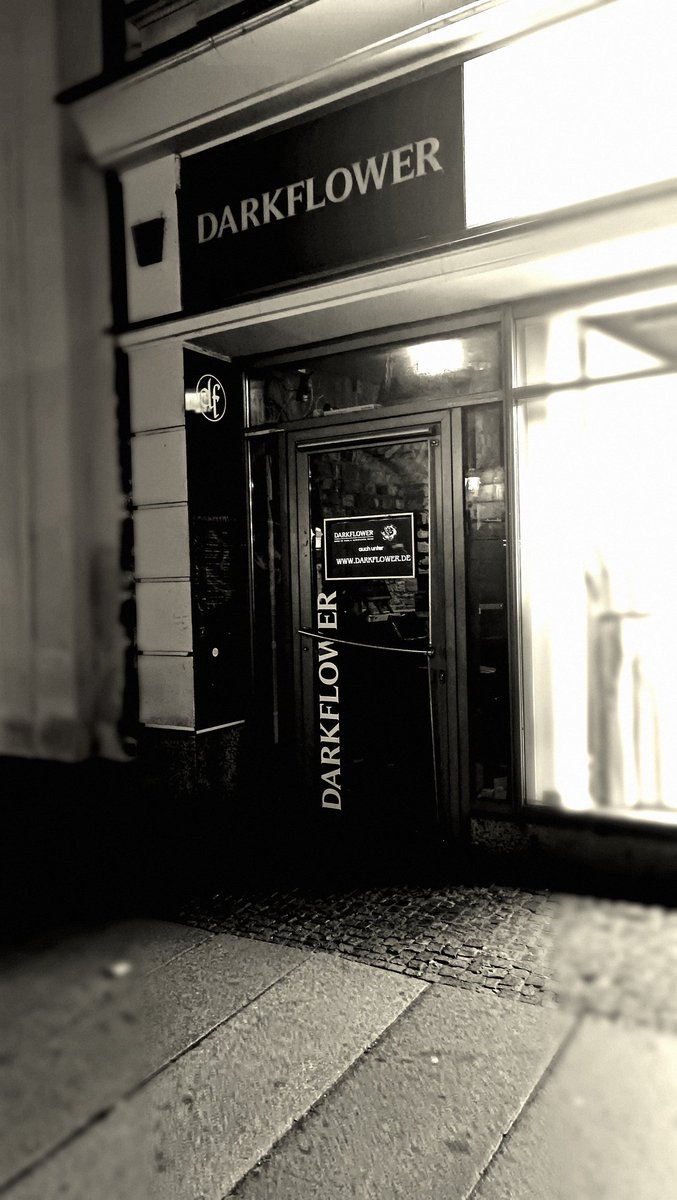 LeipzigVoid's tweet photo. Best Goth/Alternative Club i know. If you're in Leipzig someday, make sure to check it out! 🖤
#darkflower #Leipzig #Germany #goth #party #nightclub https://t.co/UlLnmHRkFG