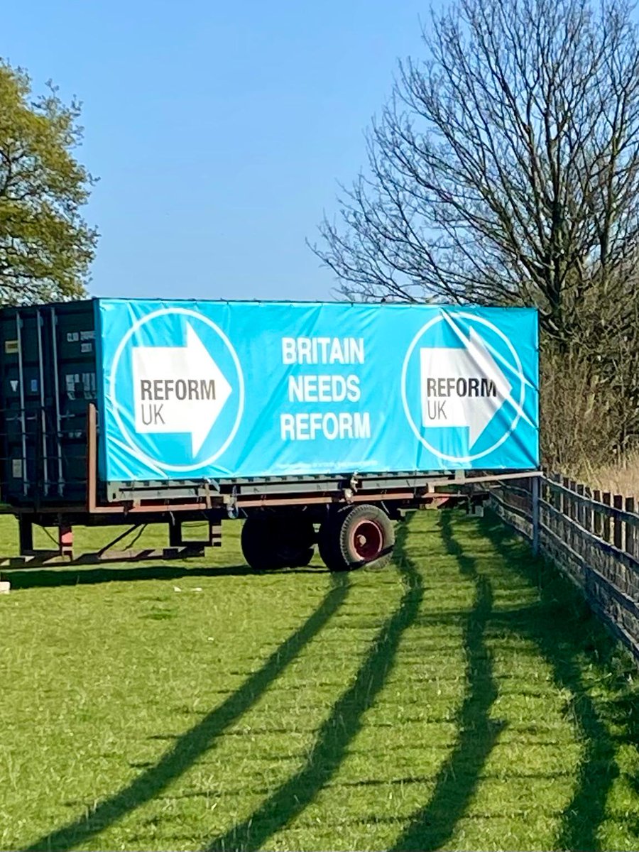 Graham_Reform's tweet photo. This is on the M6 near Preston. Farmers are so fed up with the uniparty that they are funding their own banners. 🥰

No farmers, no food! https://t.co/1JUd8EUTdp