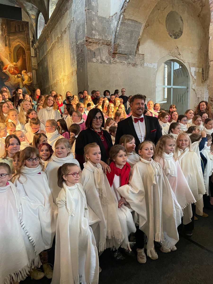 Annaazari's tweet photo. Čirá radost. Obrovská píle a hrozně moc práce. To ukázali opavští zpěváčci a jejich učitelé společně s izraelskou sbormistryní Naomi Faran minulou neděli do posledního místa zaplněnému kostelu sv. Václava v Opavě.
Koncert „Hudba bez hranic“ za nás jednou z největších hudební událost roku!👏👏👏
Chytli jste nás za srdce, Opavo❤️🙏