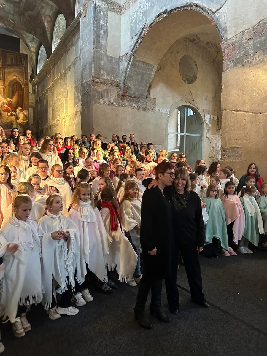 Annaazari's tweet photo. Čirá radost. Obrovská píle a hrozně moc práce. To ukázali opavští zpěváčci a jejich učitelé společně s izraelskou sbormistryní Naomi Faran minulou neděli do posledního místa zaplněnému kostelu sv. Václava v Opavě.
Koncert „Hudba bez hranic“ za nás jednou z největších hudební událost roku!👏👏👏
Chytli jste nás za srdce, Opavo❤️🙏