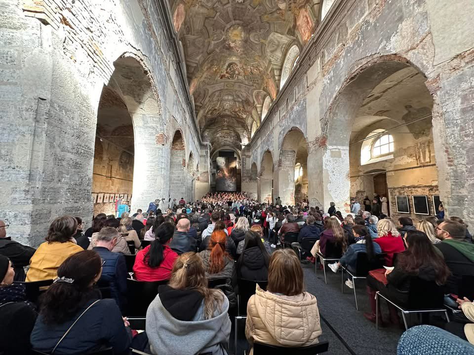 Annaazari's tweet photo. Čirá radost. Obrovská píle a hrozně moc práce. To ukázali opavští zpěváčci a jejich učitelé společně s izraelskou sbormistryní Naomi Faran minulou neděli do posledního místa zaplněnému kostelu sv. Václava v Opavě.
Koncert „Hudba bez hranic“ za nás jednou z největších hudební událost roku!👏👏👏
Chytli jste nás za srdce, Opavo❤️🙏