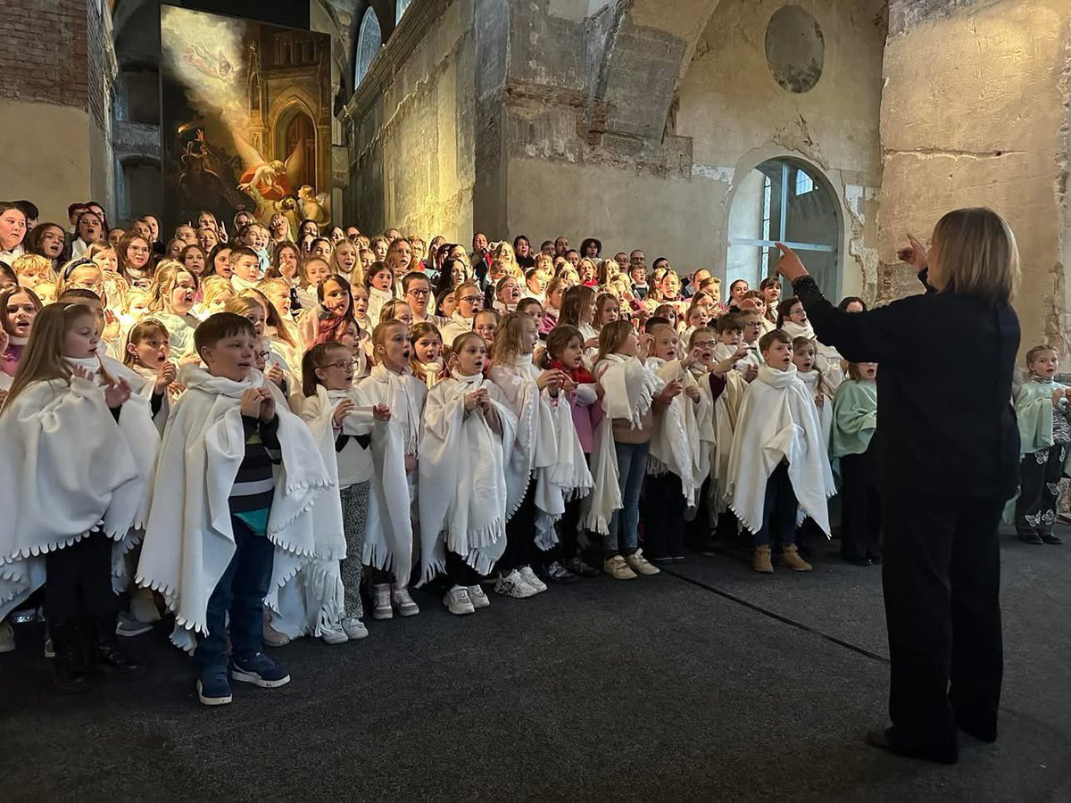 Annaazari's tweet photo. Čirá radost. Obrovská píle a hrozně moc práce. To ukázali opavští zpěváčci a jejich učitelé společně s izraelskou sbormistryní Naomi Faran minulou neděli do posledního místa zaplněnému kostelu sv. Václava v Opavě.
Koncert „Hudba bez hranic“ za nás jednou z největších hudební událost roku!👏👏👏
Chytli jste nás za srdce, Opavo❤️🙏