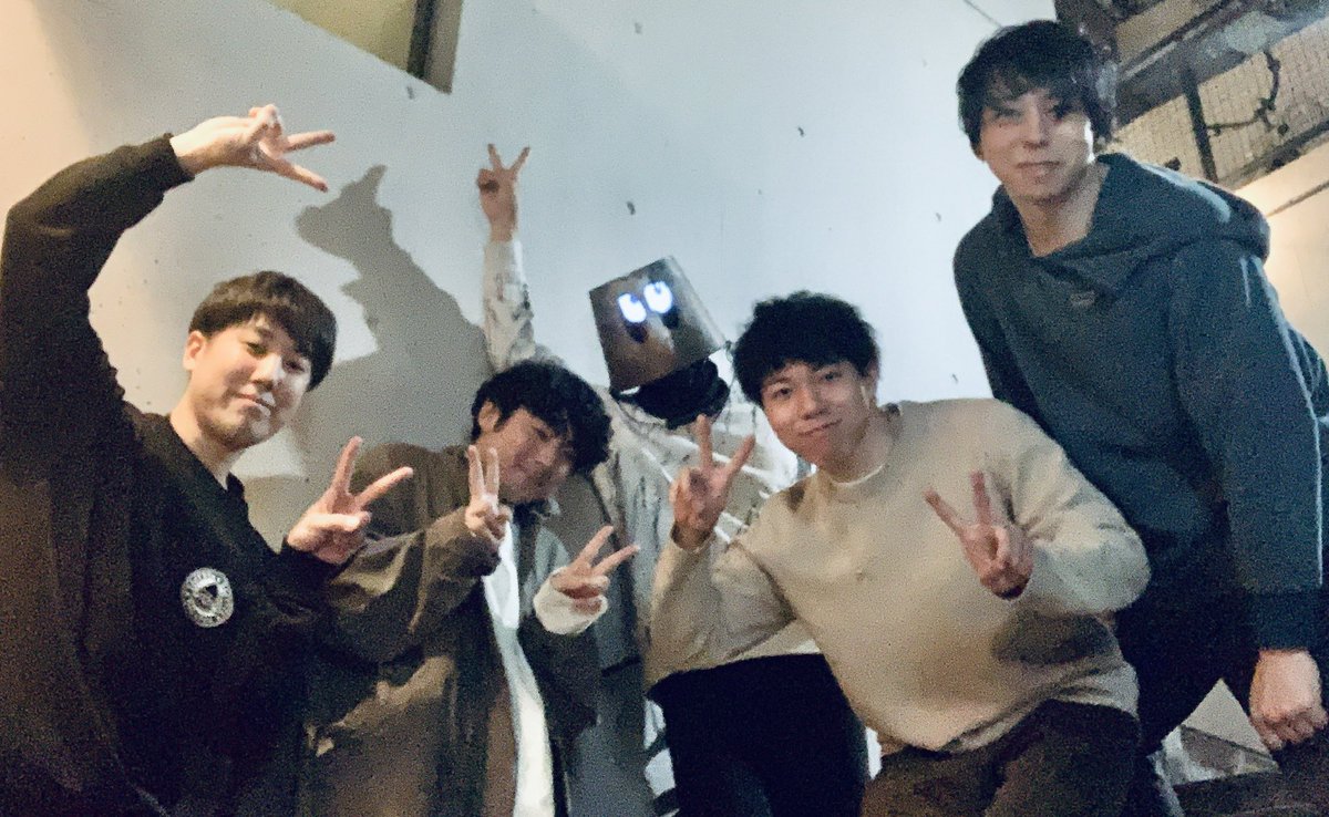 SUZUK1TAKAO's tweet photo. 3ヶ月に一回くらいやってる恒例のドラム会主催してきました！コレという一曲を叩いて質問回するやつです

・1人目奥村大爆発@walkingsalmon はサポートミュージシャンで、音がでけえのとタイミングが綺麗なのと右足がうめえ。iPhoneのマイクでも乗ってきててすごい
・2人目はビッグママからビスたん@bis_bigmama 。
最新の自作曲で参加。全ての能力がたけー。バランスの良さと高さ、つまり超器用なんだろうな
・3人目林純之介@jun_dr_884 はドラムマガジンコンテスト2位の24歳。フォローしたらDMくれたのでお声がけ！
音色と隙間が大好きなようで、音の良さと差し込んでくるフレーズのキッチュさよ。