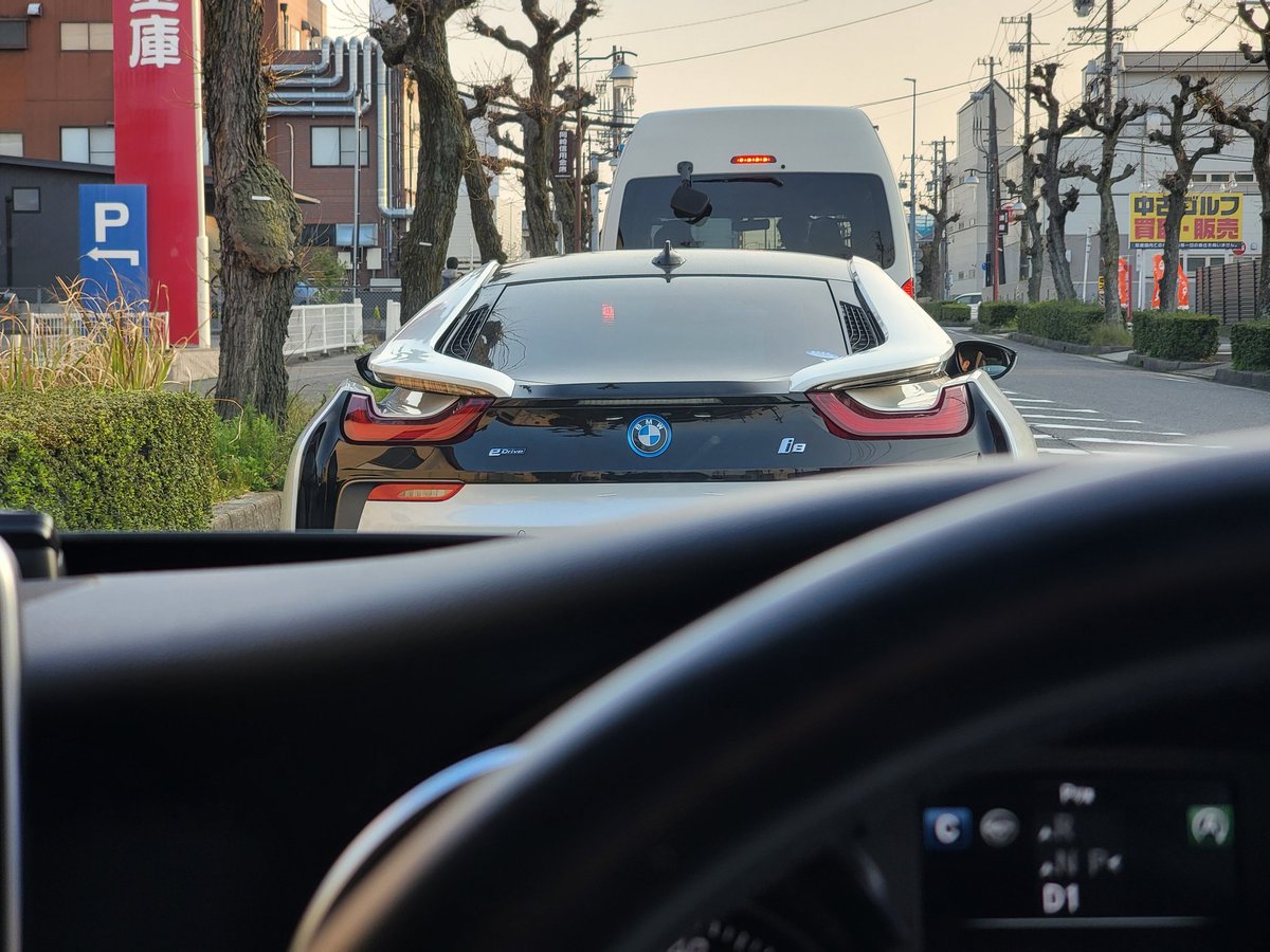 hide130x's tweet photo. 隣の会社からi8出てきた😐️
儲かってるなら俺を雇ってくれ😇 https://t.co/jPITIjqIzw
