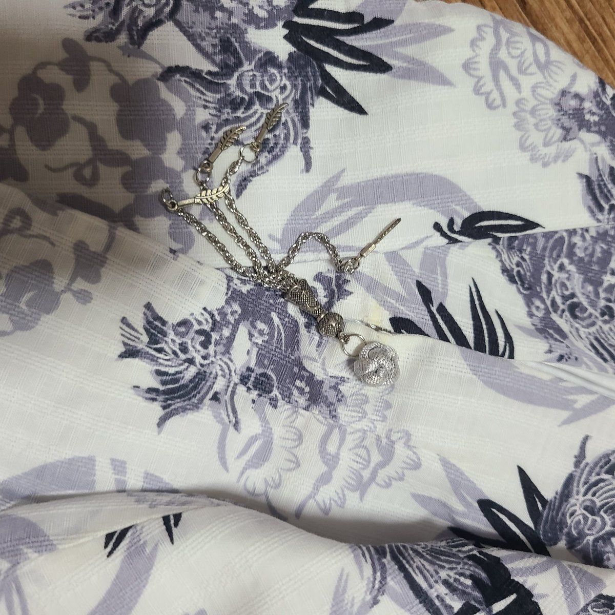 #트인덕장터

sd17 치파오 세트 팝니다
각 운미포6만원
직접 구매후 집에서 1회만 시착해봤습니다

흰색세트 단추옆에 미세한 오염있음 사진참고
두세트 일괄구매하시면 운포11