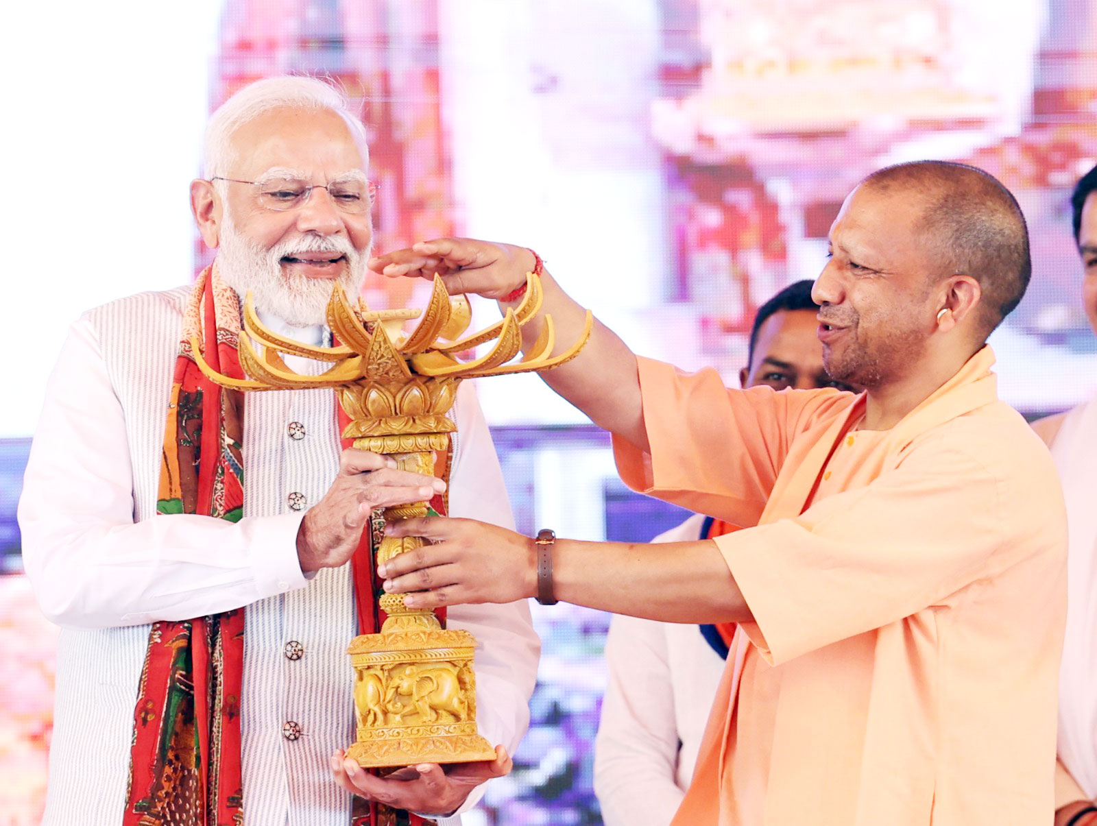 सीएम योगी ने पीएम मोदी को भेंट की 'कमल छतरी'