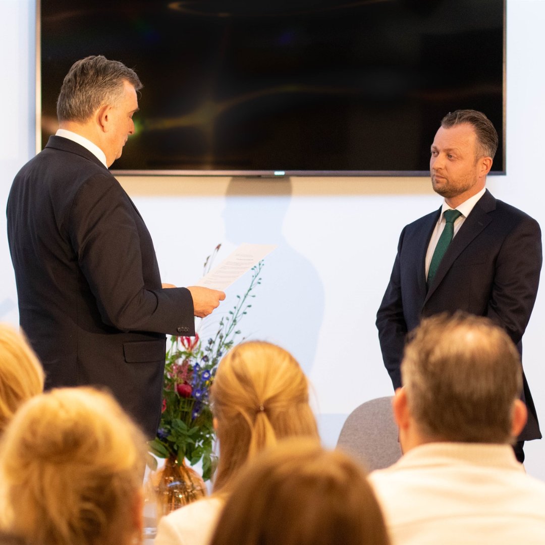 De <a href="/Gemeente_Beesel/">Gemeente Beesel</a> heeft een nieuwe burgemeester. Martijn Derks is 10 april geïnstalleerd door gouverneur <a href="/emileroemer/">Emile Roemer</a>. "Het is een eer om samen met jullie te werken aan een veilige, sterke en bloeiende toekomst voor onze gemeenschap.” 
Lees meer op: bit.ly/4icqEkm