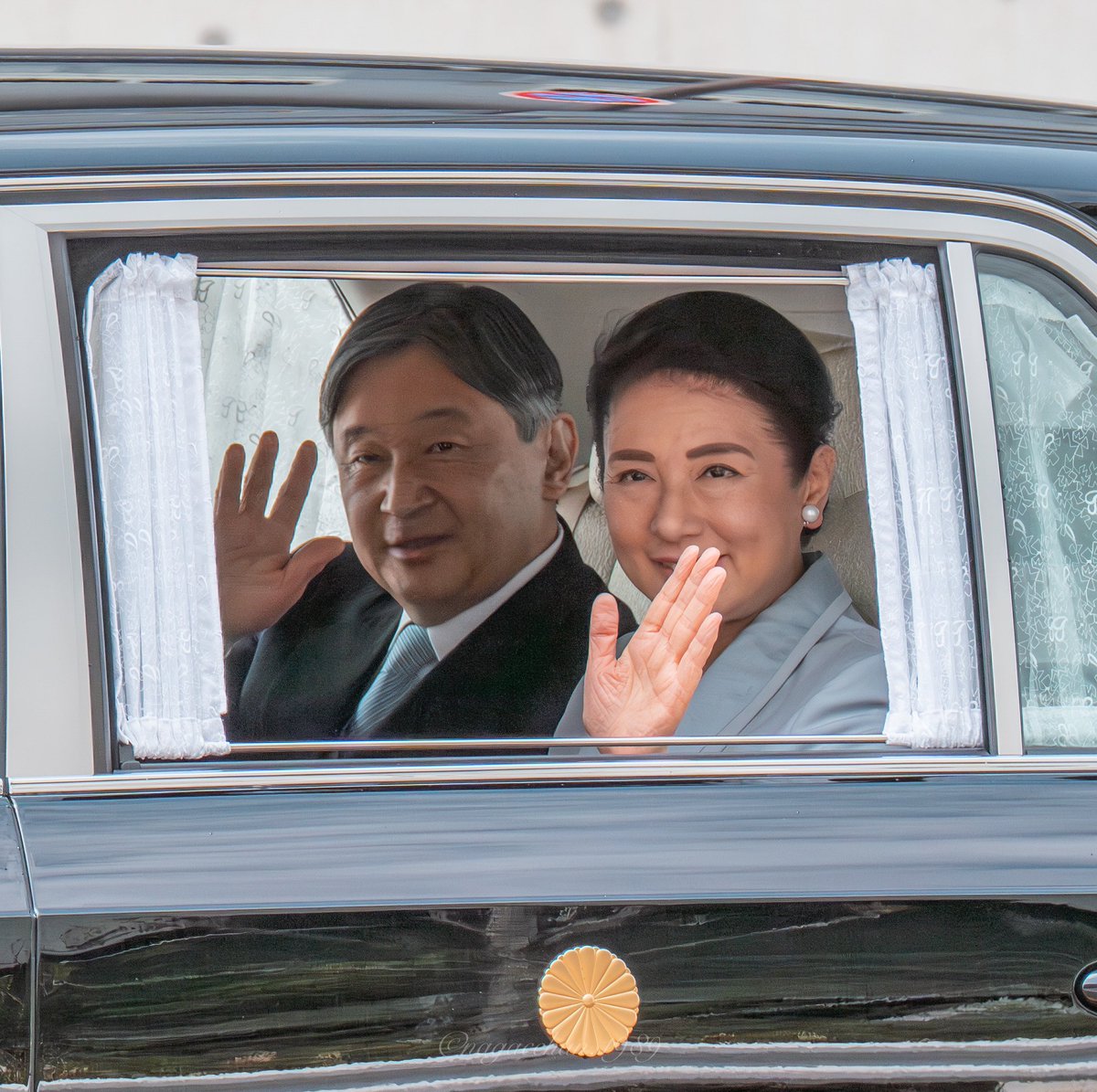 動画でも撮りましたが、大阪万博へ向かわれる天皇皇后両陛下を奉迎いたしました。
雨が降る予報でしたが快晴。万博が無事に開催され盛況となりますように。