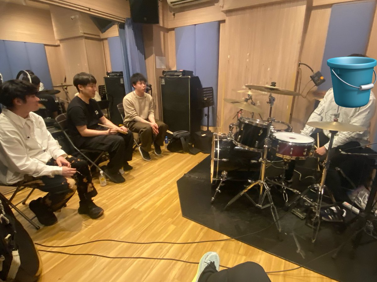 SUZUK1TAKAO's tweet photo. ・写真は奥村君の右足のヤバさを見る人たち。質問コーナーも
・4人目岩尾達樹君@tatsuki_drums はドラムマガジンコンテストのグランプリの26歳。こないだ別の会で話しかけてくれたし俺も動画見て感動して覚えてたのでお声がけ。
やってる事テクいのに音でけえし気持ちが乗ってるしすごすぎるだろ。
奥村林岩尾に仕事を下さい！！！
・5人目はスティック落とすしあんまりかな。フレーズ的にムズイけどiPhoneで聞いてても音細いのが課題かな。他が凄すぎはするんだけど

その後ご飯行って終了！
次回純之介の家スタジオへの巻