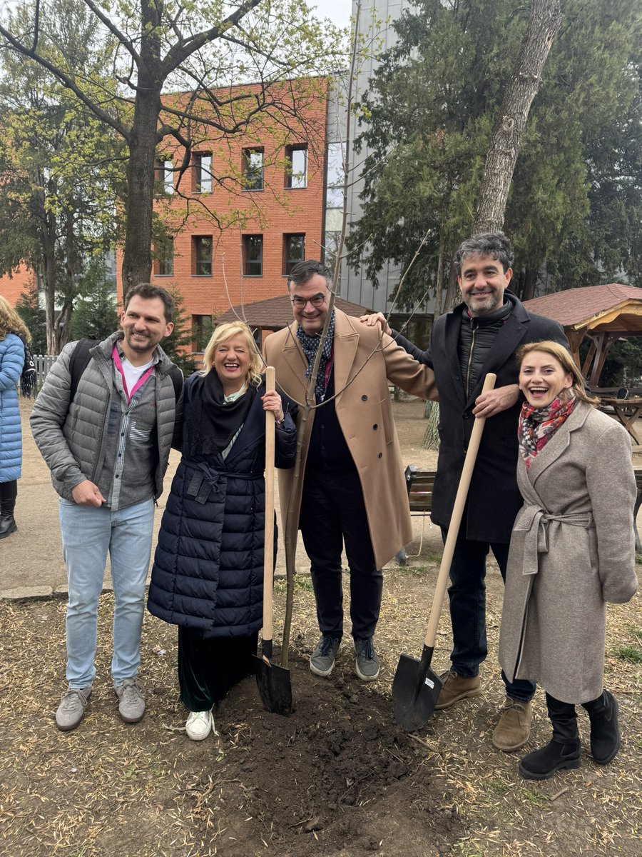 ErasmusPlusInd's tweet photo. The #ErasmusPEACE conference in Cluj ended under the sign of green and international cooperation. The participants planted 20 maple trees (one for each participating countries) as a sign of peace in Romania.The first green park inside a school(Avram Iancu HighSchool)
#Erasmusplus https://t.co/Eu1n4Syv9V