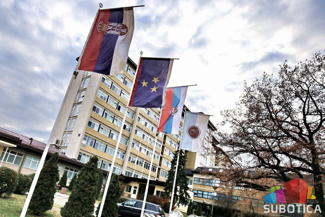 91lm2026's tweet photo. @DzananBacicanin Jedna sugestija samo... Ako se drzimo zakona, drzavna zastava ide prvo, potom pokrajinska, regionalna, gradska... U ovom slucaju bi trebalo drzavna prvo, pa zatim zastava bosnjackog naroda u Srbiji. https://t.co/p0G79NbFVp