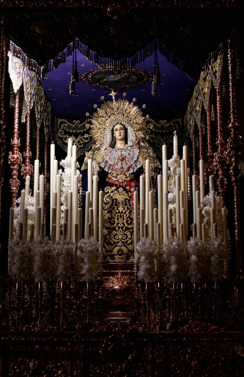 #Actualidad | El paso de palio de la Santísima Virgen del Sacromonte amanece con la cera fundida, como novedad este año incorpora el uso de flor de cera en el dibujo de la misma, combinando rosa, clavel con los pistilos pintados en cobre, y como seña, la estrella de David