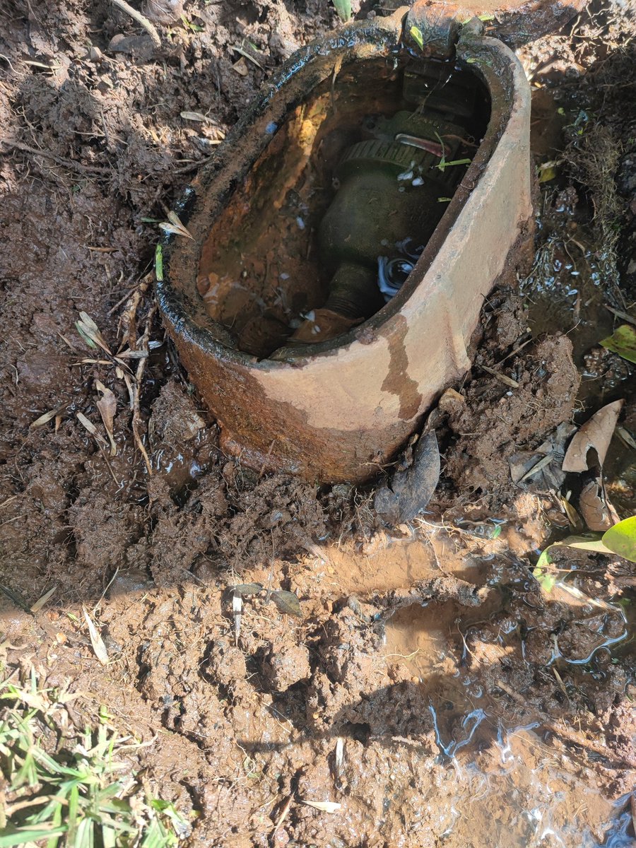 Zander_Duane's tweet photo. @JHBWater please fix this leak, it has been over a month waiting for technicians to arrive and multiple escalations COJ-8006638546 https://t.co/gMOJW8zIPM
