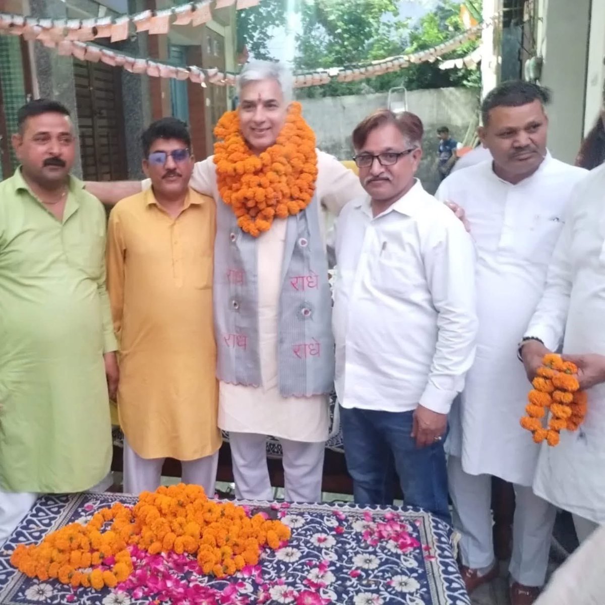 tijenderdhull's tweet photo. (1/2)मेरे अपने DSC समाज की सरदारी के चरणों में पहुंचकर डॉ सुरेन्द्र खोखरी के घर पर हम सब कार्यकर्ताओं ने भोजन किया।
@bjparchanagupta @BJP4Haryana @cmohry 
#jind #DSC #bjp #badoli https://t.co/p65vAleNX0