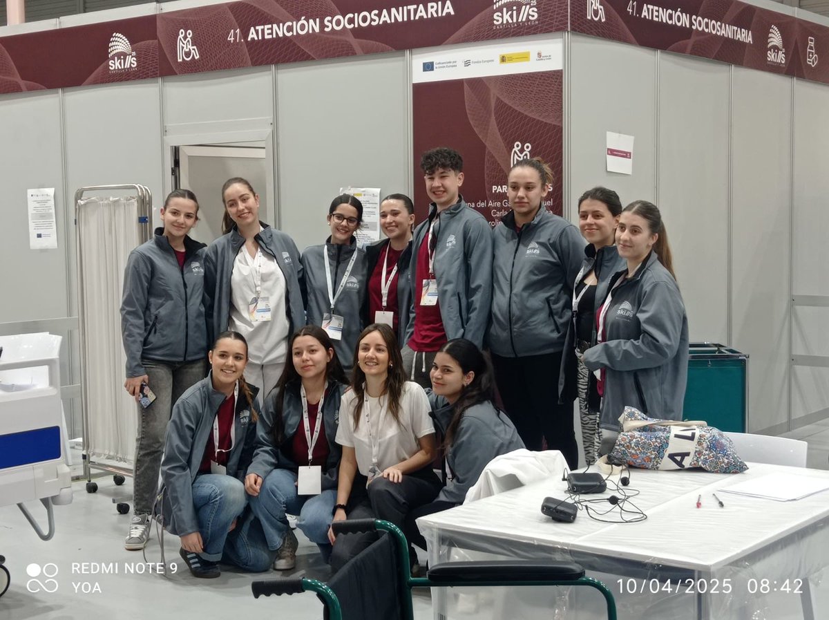 IESMUribarri's tweet photo. Ayer arrancó la tercera y última jornada de pruebas de las @cylskills: paciente paliativo con crisis de ansiedad y colocación de lineal/ creación de segundo espacio. Crecimiento y mejora continua de cada uno de los competidores, ánimo y suerte a tod@s. #cylskills2025 #cylskills https://t.co/IUlvW7nQY4