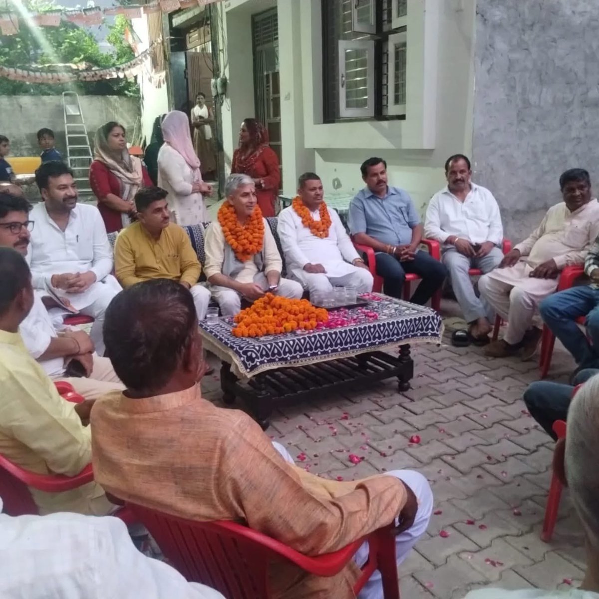 tijenderdhull's tweet photo. (2/2)मेरे अपने DSC समाज की सरदारी के चरणों में पहुंचकर डॉ सुरेन्द्र खोखरी के घर पर हम सब कार्यकर्ताओं ने भोजन किया।
@bjparchanagupta @BJP4Haryana @cmohry 
#jind #DSC #bjp #badoli https://t.co/QlM5vOj4vu