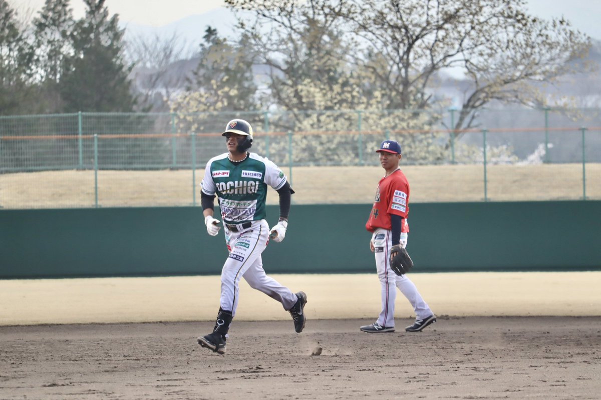 tochigi_gb's tweet photo. 【本日のハイライト📸】

今季チームとしても個人としても第1号となる
スリーランHRを放った #ダッタ 選手✨

１本目の☝🏻ポーズで記念撮影！

#田端真陽ダッタ
#FIGHTTOGETHER 🤝
#栃木ゴールデンブレーブス https://t.co/318aXqqMHg