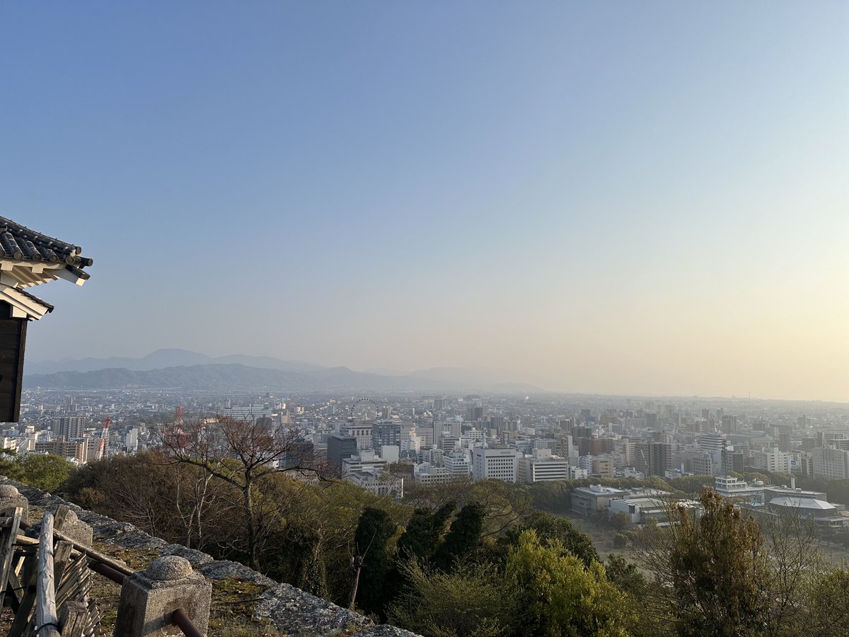 久し振りに松山市道後の自宅から城山を目指し、山頂の松山城まで歩く。残念ながら春霞で、今日は瀬戸内海が見えません。